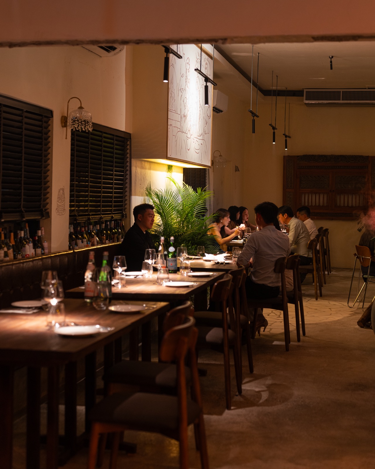 Guests dining at Bella and Georgy